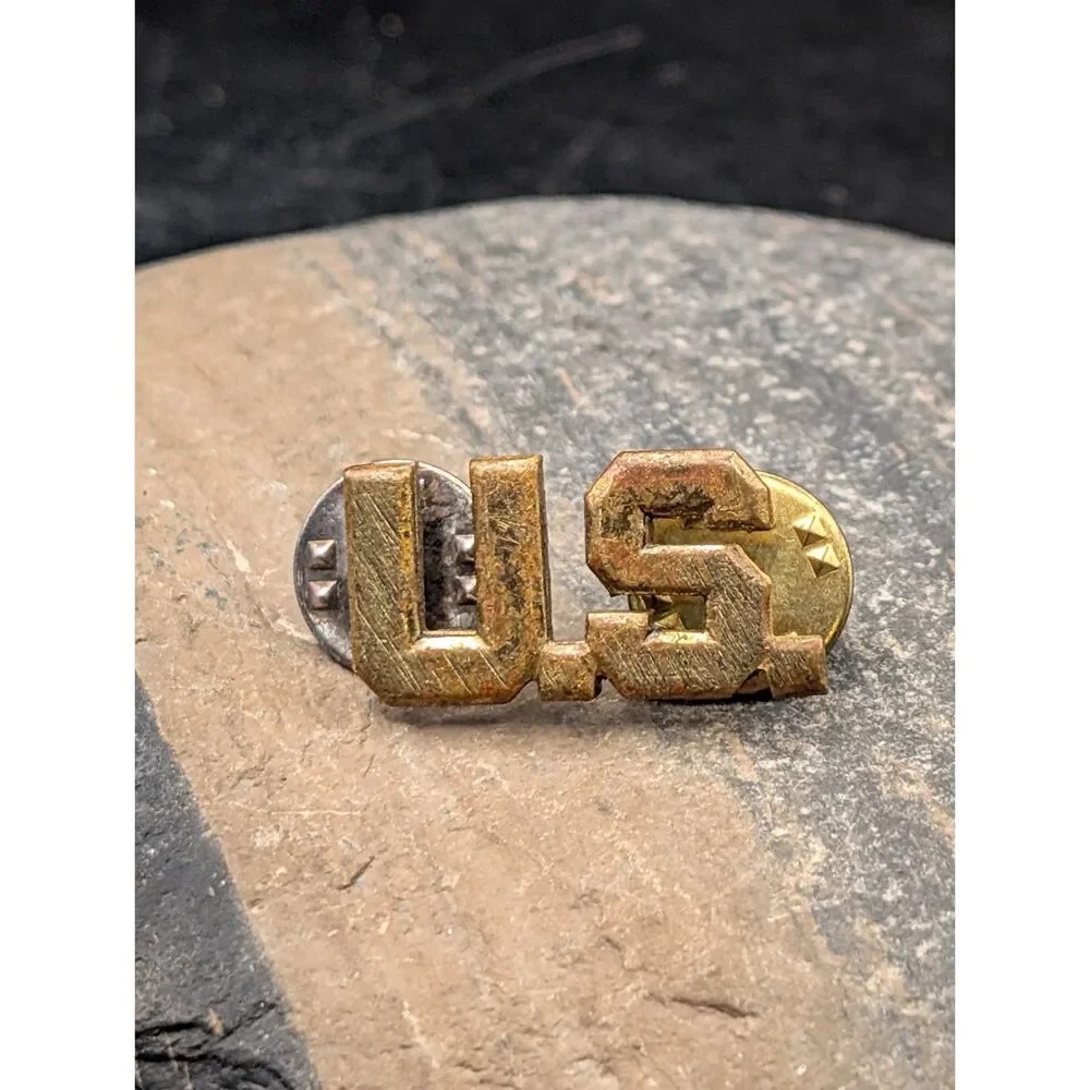 Vintage U.S. Collar Device – Brass Letters – Mismatched Tack Stops